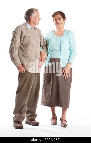Personnes âgées: Détendu.Un moment insouciant d'un élégant couple mature. Portrait sur toute la longueur, isolé sur blanc. À partir d'une série d'images associées. Banque D'Images