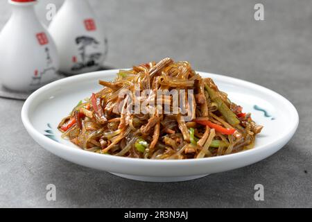 Nouilles en verre sautées avec cornichons Banque D'Images