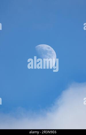Lune en une journée au-dessus des nuages Banque D'Images