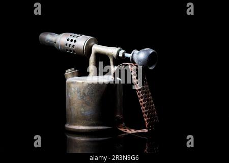 torche de soufflage ancienne et vintage isolée sur fond noir avec rouille et corrosion Banque D'Images