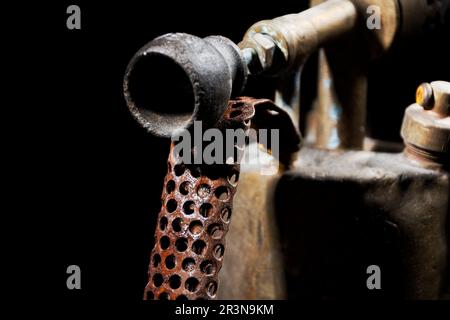 torche de soufflage ancienne et vintage isolée sur fond noir avec rouille et corrosion Banque D'Images