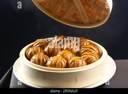 Tamisé-traditionnel sud de la Chine brun Bao pâtisserie Bun rempli de crème de noix Banque D'Images