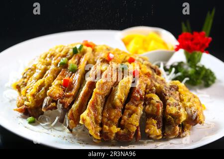 Cuisine chinoise, chops de viande d'agneau au barbecue，xinjiang，shashlik. Kebab. Côtelettes d'agneau grillées Banque D'Images