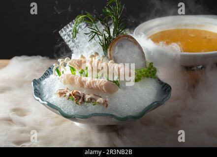 Trancher l'ormeau australien et la glace sèche sur la glace pour le hot pot, Yakiniku, Sukiyaki, barbecue et Shabu. Banque D'Images