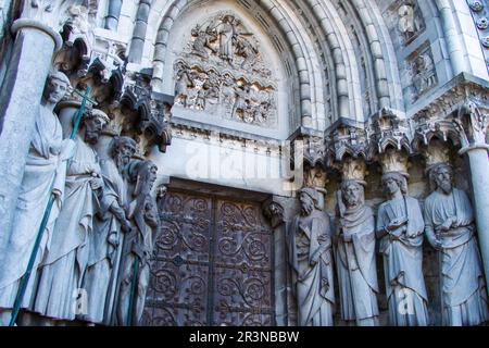 L'entrée de la cathédrale anglicane de St. Fin barre dans la ville irlandaise de Cork. Sculptures des saints apôtres des deux côtés des portes de l'église Banque D'Images