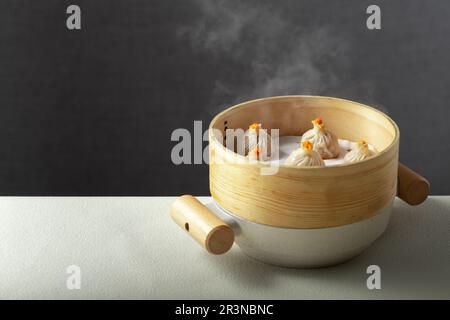 Roe de crabe xiao long Bao，boulonnage vapeur de crabe et de porc dans le cuiseur vapeur de bambou, Tangbao (soupe de pain) dans le cuiseur vapeur Banque D'Images