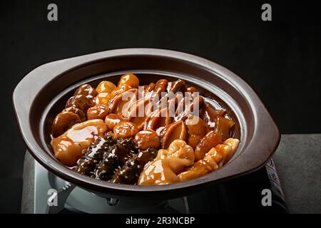 Plats traditionnels chinois, « Poon Choi ». Est un plat chinois traditionnel servi pendant le nouvel an chinois ou le nouvel an lunaire.Buddha saute au-dessus du mur. Banque D'Images