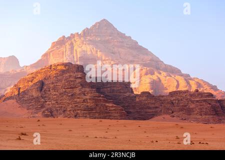 Désert de Wadi Rum, Jordanie. Jabal Al Qattar montagne Banque D'Images