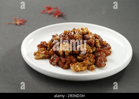 Cube de poulet épicé sauté et noix avec pâte de soja，poulet en dés sautés et noix Banque D'Images