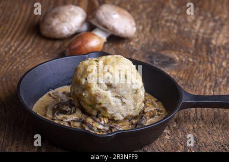 Boulonnage de pain bavarois dans une sauce aux champignons Banque D'Images