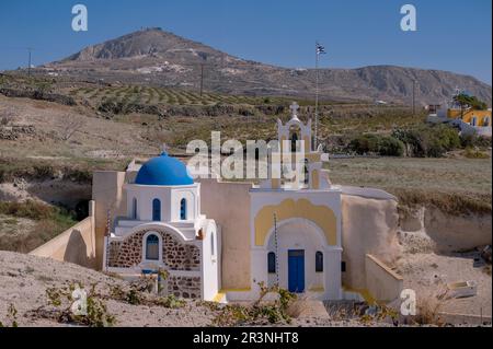 Village de Megalochori et petites églises colorées de l'île de Santorini, Grèce Banque D'Images