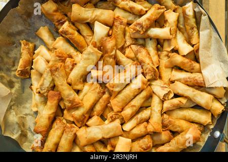 Beaucoup de petits rouleaux de printemps fraîchement frits dans une casserole Banque D'Images