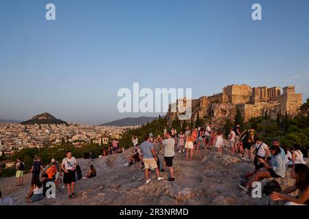 Vue panoramique d'Athènes depuis la colline d'Areopagus avec l'Acropole d'Athènes et le Parthénon au coucher du soleil - Grèce Banque D'Images