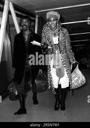 NOIR ET BLANC SEULEMENT photo du dossier datée du 12/02/71 de Tina Turner arrivant à Londres avec son mari et associé de chant, Ike Turner. Mme Turner, l'une des voix les plus célèbres du rock qui a eu des coups, y compris la fière Marie et le meilleur, est morte à l'âge de 83 ans après une longue maladie, a déclaré son attaché de presse à l'agence de presse de l'AP. Date de publication : jeudi 25 mai 2023. Banque D'Images