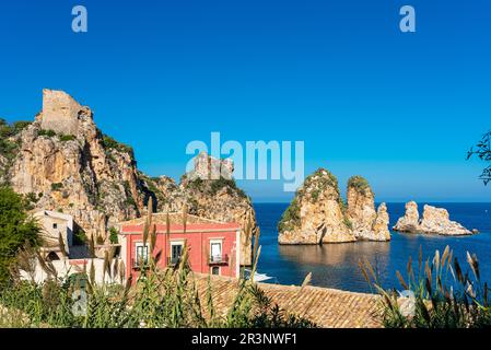 Les spectaculaires piles de mer et la célèbre Tonnara de Scopello en Sicile Banque D'Images