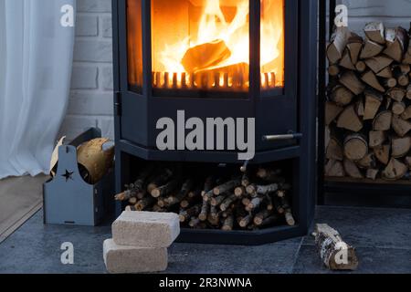 Briquettes de combustible faites de sciure pressée pour l'allumage du four - alternative économique de combustible écologique pour la cheminée dans Banque D'Images