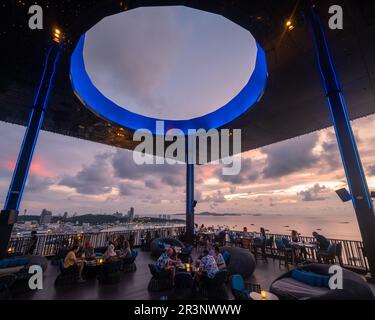 PATTAYA, THAÏLANDE - Mai 2022 vue de la terrasse du Hilton Sky Bar au coucher du soleil. Banque D'Images