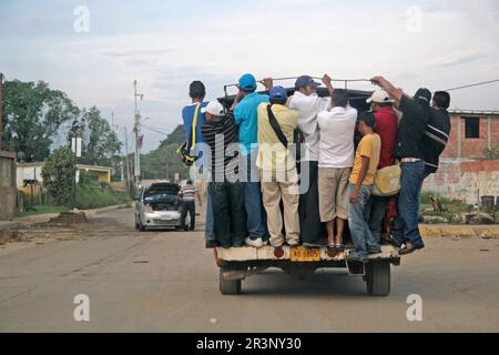 MARACAIBO-VENEZUELA- 26-09-2010. Vénézuélien sur un camion à la tête du bureau de vote pour exercer leur droit de vote. L'opposition vénézuélienne se prépare Banque D'Images