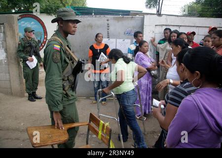 MARACAIBO-VENEZUELA- 26-09-2010. Une femme handicapée entre dans un bureau de vote tandis que l'armée supervise le processus l'opposition vénézuélienne est prepas Banque D'Images