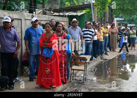 MARACAIBO-VENEZUELA- 26-09-2010. Les Vénézuéliens font la queue pour exercer leur droit de vote dans un centre électoral. L'opposition vénézuélienne se prépare Banque D'Images