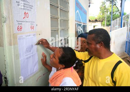 MARACAIBO-VENEZUELA- 26-09-2010. Les électeurs vénézuéliens avec leur carte d'identité cherchent la liste de la liste électorale que la table affectée pour leur vote. T Banque D'Images