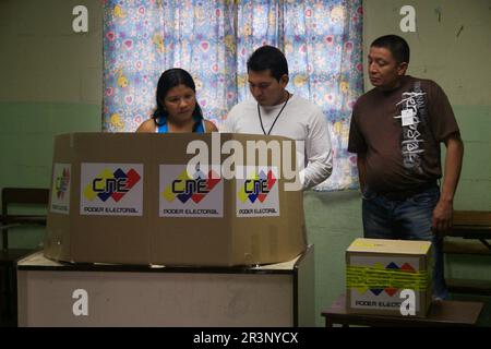 MARACAIBO-VENEZUELA- 26-09-2010. Les Vénézuéliens regardent les options dans le système de vote pour choisir le candidat de votre choix. L'opposition vénézuélienne Banque D'Images