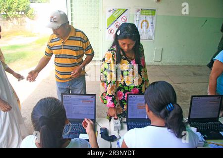 MARACAIBO-VENEZUELA- 26-09-2010. Une femme vérifie son empreinte digitale, d'entrer pour voter.l'opposition vénézuélienne se prépare à affronter le socialiste Nicolas Banque D'Images