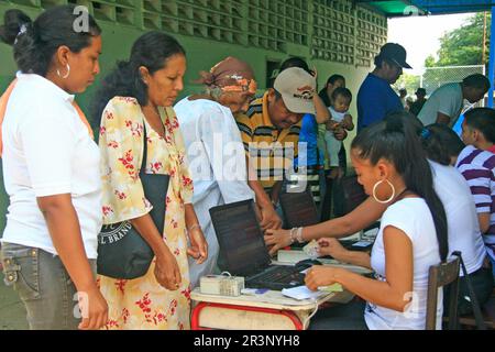 MARACAIBO-VENEZUELA- 26-09-2010. Les Vénézuéliens vérifient leur empreinte digitale pour entrer pour voter. L'opposition vénézuélienne se prépare à affronter le socialiste Banque D'Images