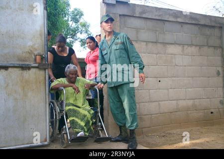 MARACAIBO-VENEZUELA- 26-09-2010. Une femme handicapée entre dans un bureau de vote tandis que l'armée supervise le processus l'opposition vénézuélienne est prepas Banque D'Images