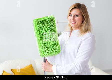 Portrait de femme de ménage tient le tampon de balai - concept de nettoyage Banque D'Images