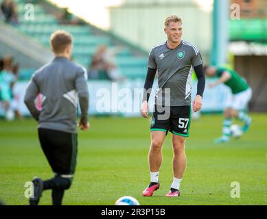 24th mai 2023 ; Easter Road, Édimbourg, Écosse : Scottish Premiership football, Hibernian versus Celtic ; Stephen Welsh du Celtic se réchauffe Banque D'Images