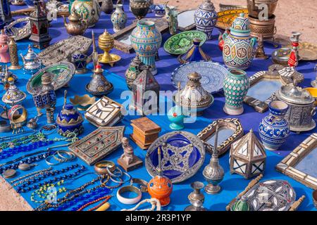 Une scène de marché marocaine colorée le long d'une rue animée vendant des produits artisanaux Banque D'Images