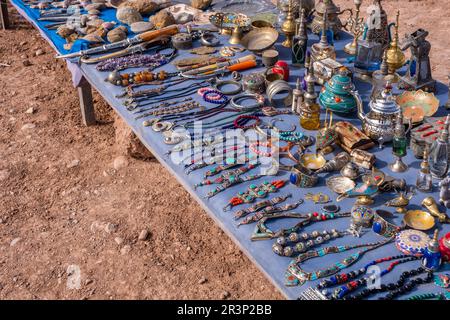 Une scène de marché marocaine colorée le long d'une rue animée vendant des produits artisanaux Banque D'Images