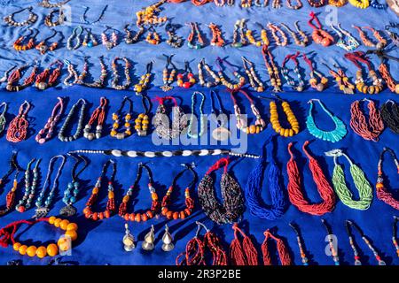 Une scène de marché marocaine colorée le long d'une rue animée vendant des produits artisanaux Banque D'Images