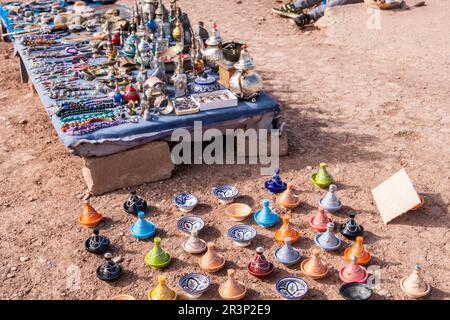 Une scène de marché marocaine colorée le long d'une rue animée vendant des produits artisanaux Banque D'Images