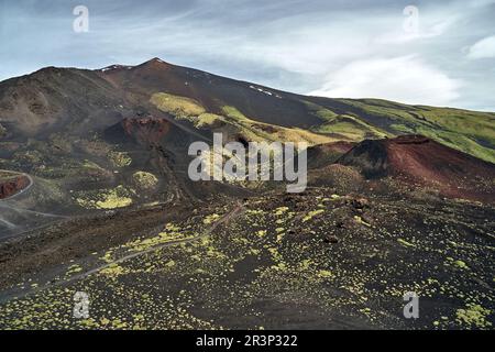 Lave solidifiée et vieux cratères sur la pente du volcan actif Etna sur l'île de Sicile, Italie Banque D'Images