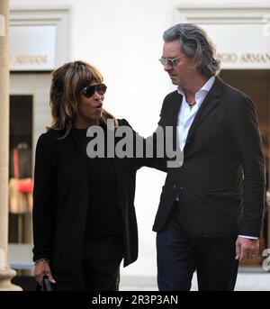 Milan, Italie. 24th mai 2023. Milan, 24-05-2023 la chanteuse Tina Turner, 83 ans, est décédée aujourd'hui après une longue maladie chez elle à Kusnacht en Suisse. Dans les archives photos de 2013-2016 avec son mari Ervin Bach sur quelques visites à Milan crédit: Agence de photo indépendante / Alamy Live News Banque D'Images