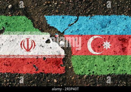 Sur la chaussée, il y a des images des drapeaux de l'Iran et de l'Azerbaïdjan comme symbole de confrontation. Image conceptuelle. Banque D'Images