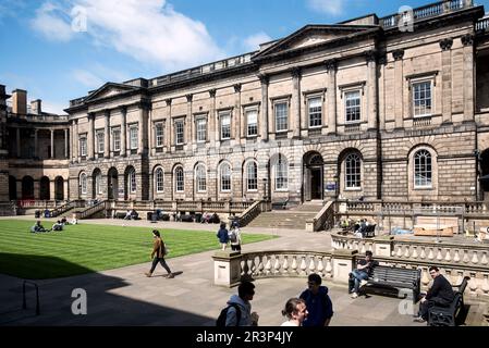 Quad of Old College, qui fait partie de l'Université d'Édimbourg, conçu par Robert Adam et commencé en 1789. Banque D'Images