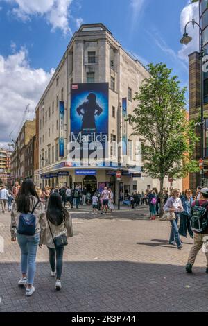 Les gens qui vont voir Matilda The musical, basé sur le livre de Roald Dahl, au Cambridge Theatre. Banque D'Images