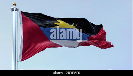 Vue rapprochée du drapeau national d'Antigua-et-Barbuda qui agite dans le vent Banque D'Images