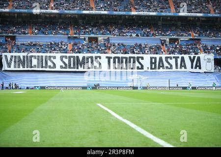 Madrid, Espagne. 24th mai 2023. Les fans affichent des signes lors du match de la Liga 36 Real Madrid et Rayo Vallecano au stade Santiago Bernabeu à Madrid, en Espagne, sur 24 mai 2023. Crédit : Edward F. Peters/Alay Live News Banque D'Images