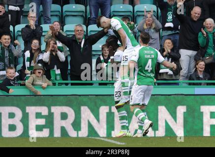 Elie Youan (à gauche) d'Hibernian célèbre le premier but de son côté lors du match Cinch Premiership à Easter Road, Édimbourg. Date de la photo: Mercredi 24 mai 2023. Banque D'Images