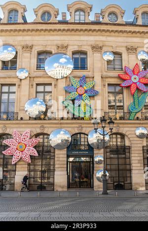 Paris, France. Le magasin Louis Vuitton Maison Vendôme, avec des fleurs colorées, des miroirs et des symboles Banque D'Images