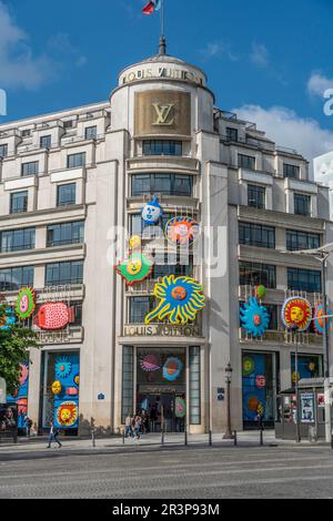 Champs-Élysées, Paris. La décoration de la maison de mode Louis Vuitton, avec des fleurs colorées et des symboles Banque D'Images