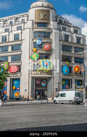 Champs-Élysées, Paris. La décoration de la maison de mode Louis Vuitton, avec des fleurs colorées et des symboles Banque D'Images