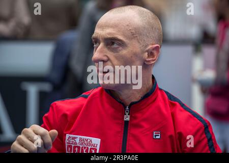 Oltre 500 bambini giocano con le quattro stelle dello sport italiano: Adriano Panatta, Francesco Graziani, Andrea Lucchetta e Juri Chechi. L'evento è Banque D'Images