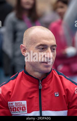 Oltre 500 bambini giocano con le quattro stelle dello sport italiano: Adriano Panatta, Francesco Graziani, Andrea Lucchetta e Juri Chechi. L'evento è Banque D'Images