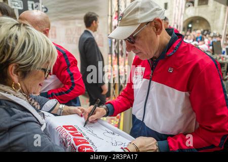 Oltre 500 bambini giocano con le quattro stelle dello sport italiano: Adriano Panatta, Francesco Graziani, Andrea Lucchetta e Juri Chechi. L'evento è Banque D'Images