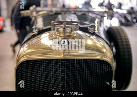 Capot en laiton poli Bentley de 4 1/2 litres 1928 avec emblème de radiateur. Banque D'Images